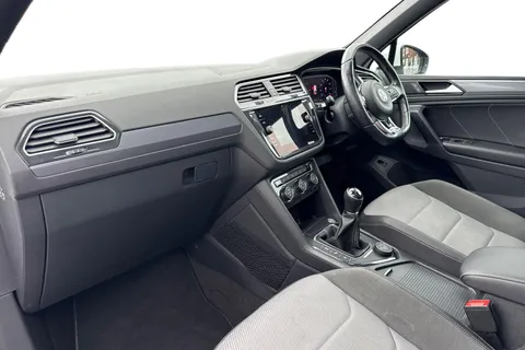 DF19CWP Volkswagen Tiguan 2.0 TDI R-Line Tech 4Motion Euro 6 (s/s) 5dr Thumbnail #9