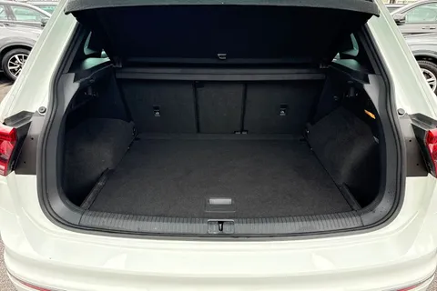 DF19CWP Volkswagen Tiguan 2.0 TDI R-Line Tech 4Motion Euro 6 (s/s) 5dr Thumbnail #10