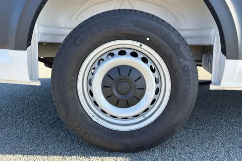 DG75CFZ Volkswagen Crafter CR30 Commerce MWB 140 PS FWD  - Bus Pack / Rear Camera Thumbnail #11