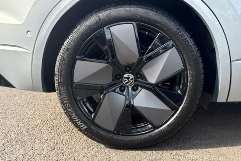 KR74VFT Volkswagen Touareg 3.0 V6 TDI 4Motion 286 Black Edition 5dr Tip Auto Thumbnail #11