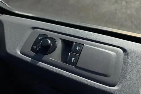 MF25JWO Volkswagen Transporter 2.0 TDI 150 Commerce Plus Van Thumbnail #19