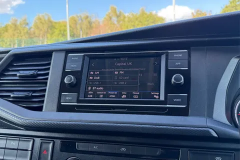 DA24BBX Volkswagen Transporter 2.0 TDI 110 Highline Van Thumbnail #45