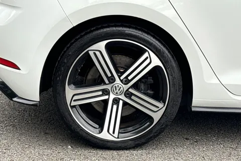 VE69CKN Volkswagen Golf 2.0 TSI R DSG 4Motion Euro 6 (s/s) 5dr Thumbnail #11