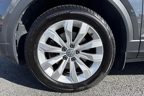 BV70YHY Volkswagen T-Roc 2.0 TDI SE DSG Euro 6 (s/s) 5dr Thumbnail #11