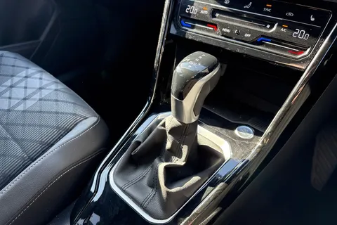 KP25OOW Volkswagen T-Roc 2.0 TDI 150 EVO R-Line 5dr DSG | Rear View Camera | Heated Seats Thumbnail #24