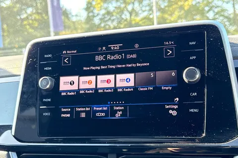 KP25OOW Volkswagen T-Roc 2.0 TDI 150 EVO R-Line 5dr DSG | Rear View Camera | Heated Seats Thumbnail #30