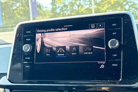 KP25OOW Volkswagen T-Roc 2.0 TDI 150 EVO R-Line 5dr DSG | Rear View Camera | Heated Seats Thumbnail #35