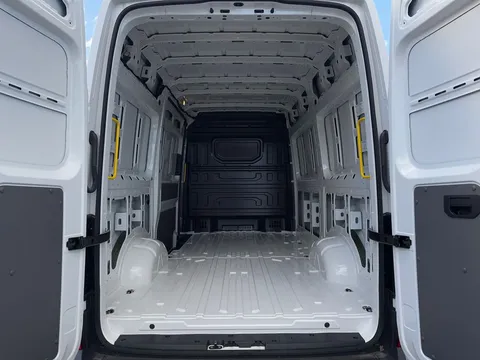 MT25WYH Volkswagen Crafter 2.0 TDI 163PS HDE Commerce Plus High Roof Van Thumbnail #10