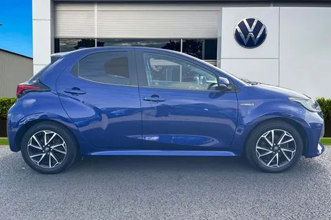 DE70ZXB Toyota Yaris 1.5 VVT-h Design E-CVT Euro 6 (s/s) 5dr Thumbnail #4