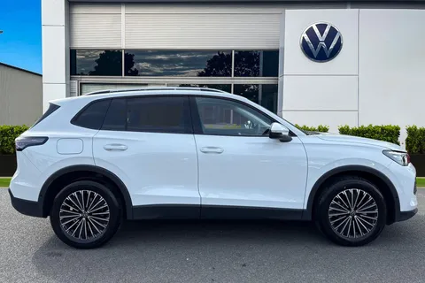 AO25XUA Volkswagen Tiguan 1.5 eTSI 150 Match 5dr DSG | Rear Camera | Navigation System Thumbnail #4