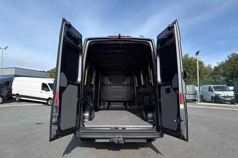 DF25XDW Volkswagen Crafter 2.0 TDI 140PS Commerce Plus High Roof Van Thumbnail #7