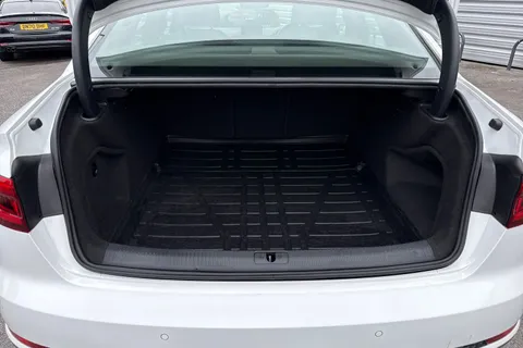 RE66XAU Audi A4 2.0 TDI ultra S line Euro 6 (s/s) 4dr Thumbnail #7