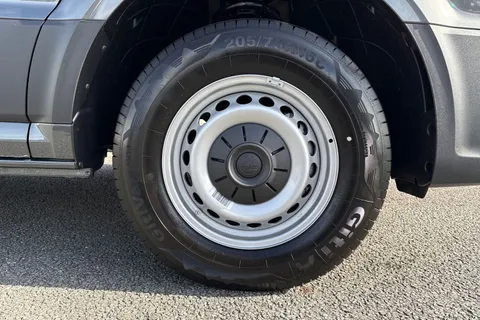 DF25XDW Volkswagen Crafter 2.0 TDI 140PS Commerce Plus High Roof Van Thumbnail #10