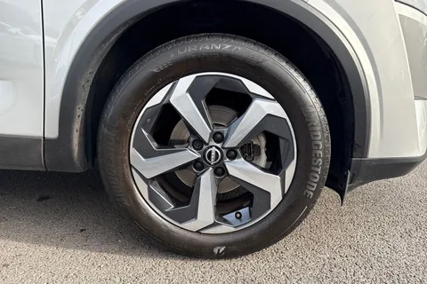 MM72USJ Nissan Qashqai 1.3 DIG-T MHEV N-Connecta Euro 6 (s/s) 5dr Thumbnail #11