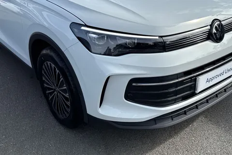 AO25XUA Volkswagen Tiguan 1.5 eTSI 150 Match 5dr DSG | Rear Camera | Navigation System Thumbnail #9