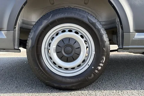 DF25XDW Volkswagen Crafter 2.0 TDI 140PS Commerce Plus High Roof Van Thumbnail #11