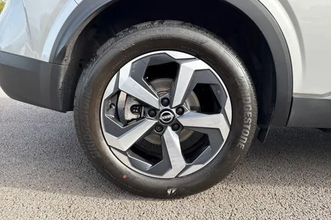 MM72USJ Nissan Qashqai 1.3 DIG-T MHEV N-Connecta Euro 6 (s/s) 5dr Thumbnail #12