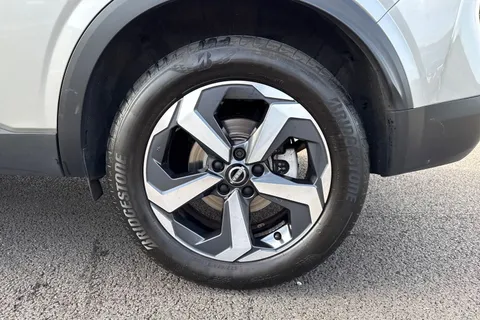 MM72USJ Nissan Qashqai 1.3 DIG-T MHEV N-Connecta Euro 6 (s/s) 5dr Thumbnail #13