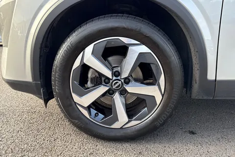 MM72USJ Nissan Qashqai 1.3 DIG-T MHEV N-Connecta Euro 6 (s/s) 5dr Thumbnail #14