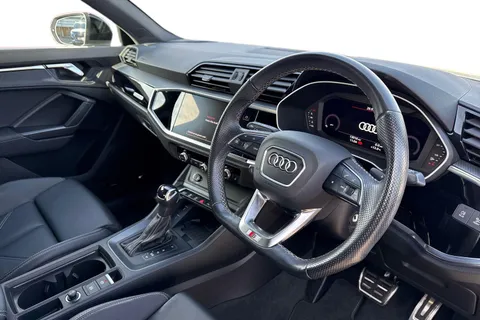 DA73YMJ Audi Q3 Black Edition 35 TFSI 150 PS S tronic Thumbnail #15