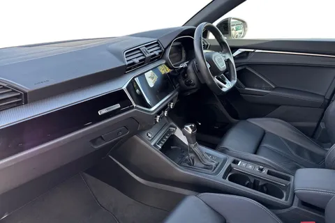 DA73YMJ Audi Q3 Black Edition 35 TFSI 150 PS S tronic Thumbnail #16