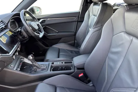 DA73YMJ Audi Q3 Black Edition 35 TFSI 150 PS S tronic Thumbnail #17