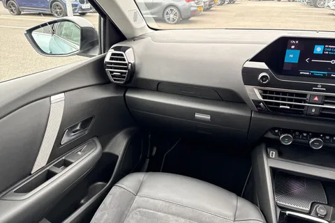 KM23ZFA Citroën C4 1.2 PureTech Shine Plus EAT8 Euro 6 (s/s) 5dr Thumbnail #21