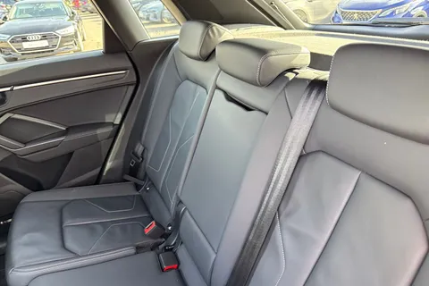 DA73YMJ Audi Q3 Black Edition 35 TFSI 150 PS S tronic Thumbnail #20