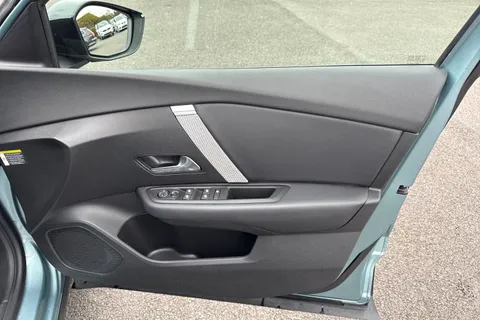 KM23ZFA Citroën C4 1.2 PureTech Shine Plus EAT8 Euro 6 (s/s) 5dr Thumbnail #22