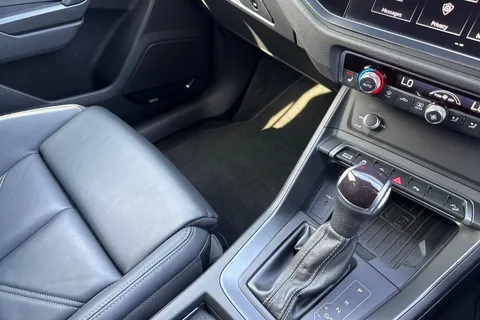 DA73YMJ Audi Q3 Black Edition 35 TFSI 150 PS S tronic Thumbnail #21