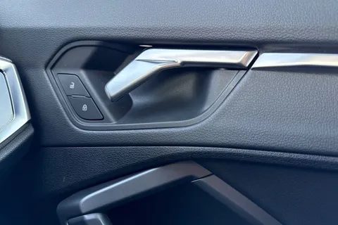 DA73YMJ Audi Q3 Black Edition 35 TFSI 150 PS S tronic Thumbnail #22
