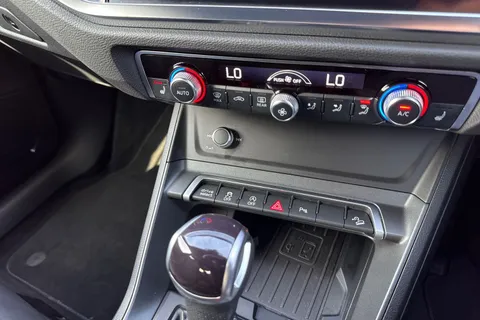 DA73YMJ Audi Q3 Black Edition 35 TFSI 150 PS S tronic Thumbnail #23