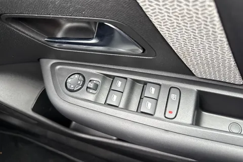 KM23ZFA Citroën C4 1.2 PureTech Shine Plus EAT8 Euro 6 (s/s) 5dr Thumbnail #39