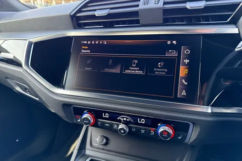 DA73YMJ Audi Q3 Black Edition 35 TFSI 150 PS S tronic Thumbnail #39