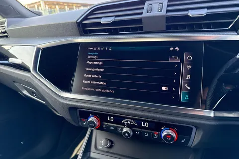 DA73YMJ Audi Q3 Black Edition 35 TFSI 150 PS S tronic Thumbnail #42