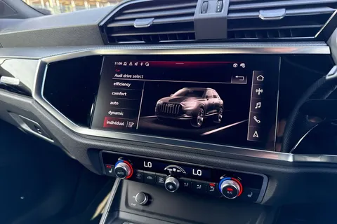 DA73YMJ Audi Q3 Black Edition 35 TFSI 150 PS S tronic Thumbnail #45