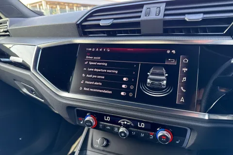 DA73YMJ Audi Q3 Black Edition 35 TFSI 150 PS S tronic Thumbnail #47