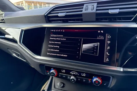 DA73YMJ Audi Q3 Black Edition 35 TFSI 150 PS S tronic Thumbnail #48