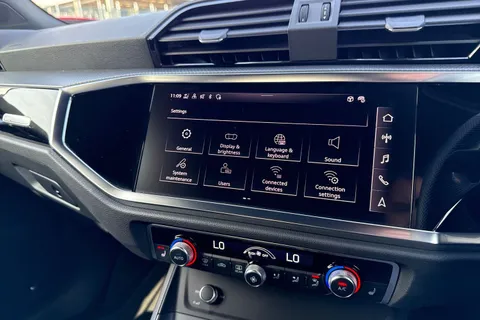 DA73YMJ Audi Q3 Black Edition 35 TFSI 150 PS S tronic Thumbnail #49