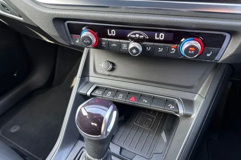 DA73YMJ Audi Q3 Black Edition 35 TFSI 150 PS S tronic Thumbnail #51