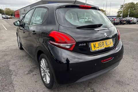 KJ68MJV PEUGEOT 208 1.2 PureTech Signature Euro 6 (s/s) 5dr Thumbnail #8