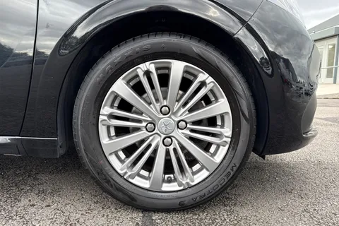 KJ68MJV PEUGEOT 208 1.2 PureTech Signature Euro 6 (s/s) 5dr Thumbnail #10