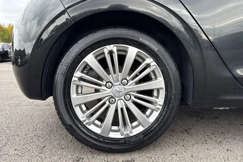 KJ68MJV PEUGEOT 208 1.2 PureTech Signature Euro 6 (s/s) 5dr Thumbnail #11