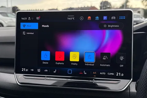 MK25AYW Volkswagen Golf 2.0 TSI 333 R Black Edition 4Motion 5dr DSG Thumbnail #49