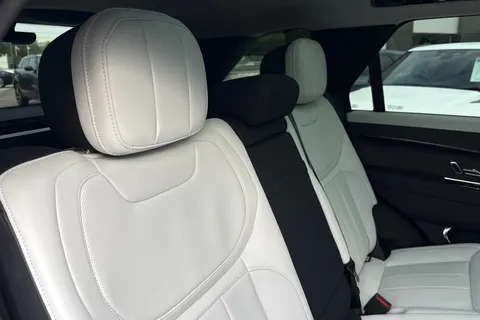 DV23NYK Land Rover Range Rover Sport 3.0 P440e Autobiography 5dr Thumbnail #36