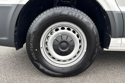 DE75OUB Volkswagen Crafter CR35 Panel van Commerce Plus LWB 140 PS 2.0 TDI 8sp Auto - Delivery Mileage Thumbnail #13