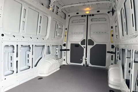 DE75OUB Volkswagen Crafter CR35 Panel van Commerce Plus LWB 140 PS 2.0 TDI 8sp Auto - Delivery Mileage Thumbnail #19