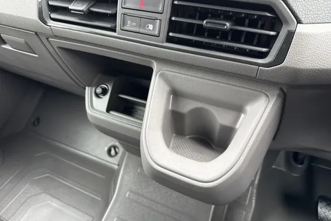 DE75OUB Volkswagen Crafter CR35 Panel van Commerce Plus LWB 140 PS 2.0 TDI 8sp Auto - Delivery Mileage Thumbnail #23