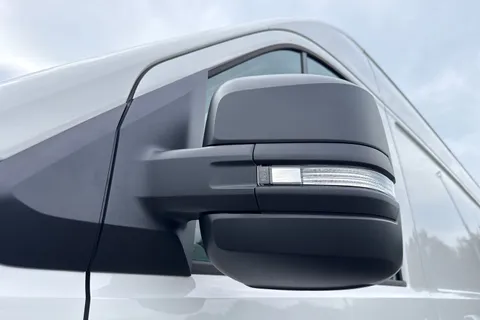 DE75OUB Volkswagen Crafter CR35 Panel van Commerce Plus LWB 140 PS 2.0 TDI 8sp Auto - Delivery Mileage Thumbnail #26