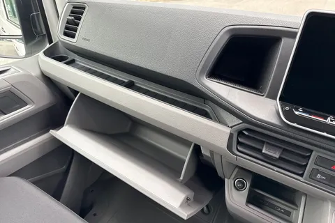 DE75OUB Volkswagen Crafter CR35 Panel van Commerce Plus LWB 140 PS 2.0 TDI 8sp Auto - Delivery Mileage Thumbnail #36